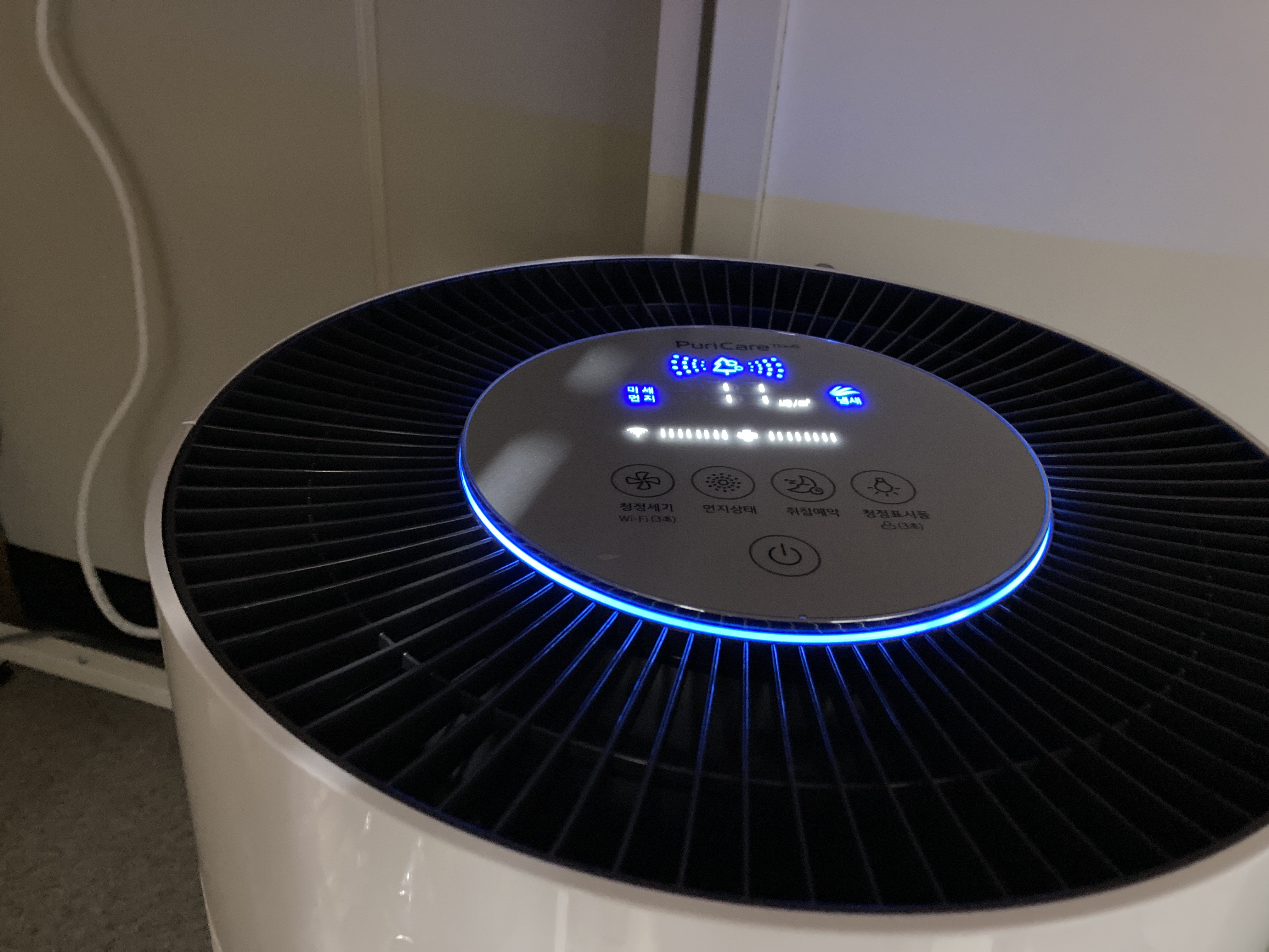 구석에서 열일하던 청정기