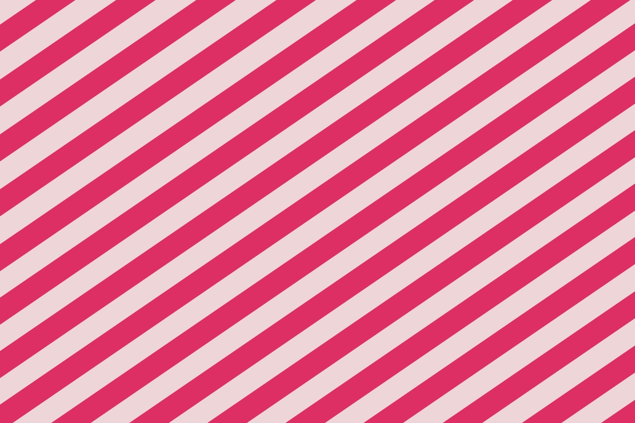 딸기 아이스크림을 연상시키는 핑크색 계열의 사선 스트라이프 패턴 이미지. 조말론 Raspberry Ripple 향수의 비주얼 테마로 사용된 디자인 모티브.
