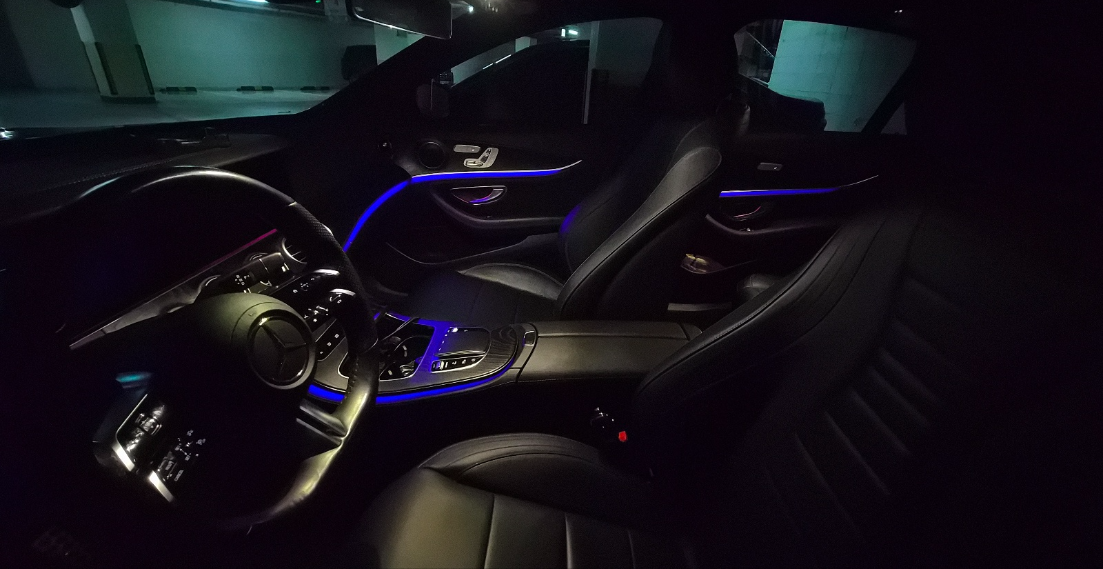 벤츠 E클래스 엠비언트 라이트만 켜진 실내, 은은한 무드조명 효과