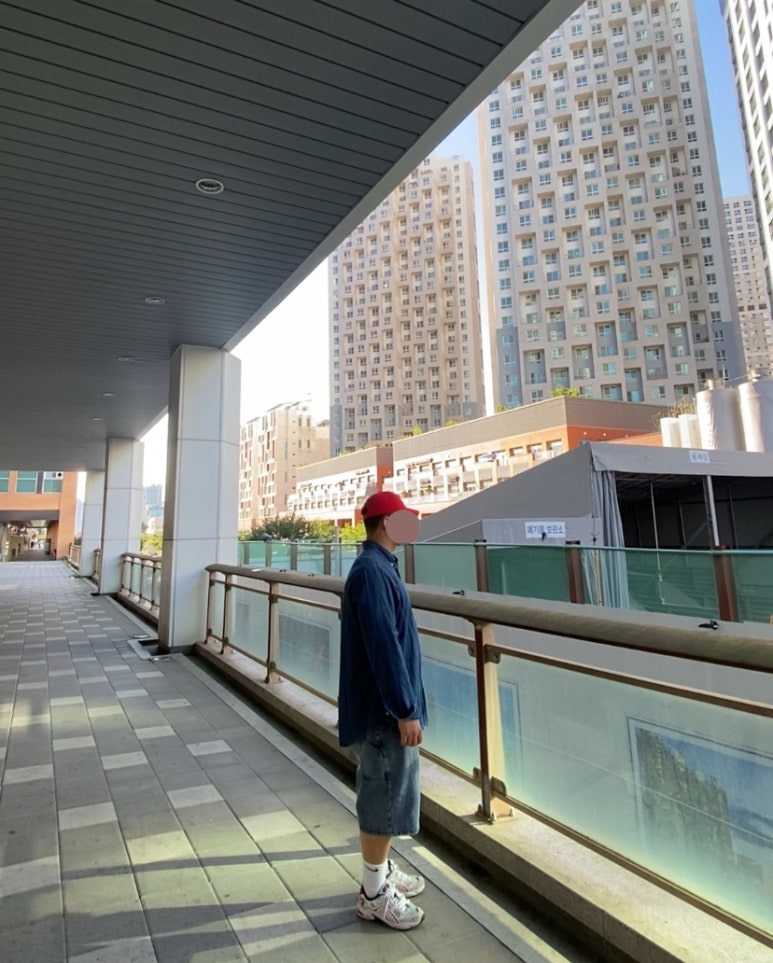 데일리룩(2025.9.21.)나이키 볼캡 헤리티지 86 퓨추라 워시드 레드, 폴로랄프로렌 코튼 샴브레이셔츠, 디미트리블랙 버뮤다 데님 하프팬츠, 나이키삭스, 아식스 젤 카야노 5G