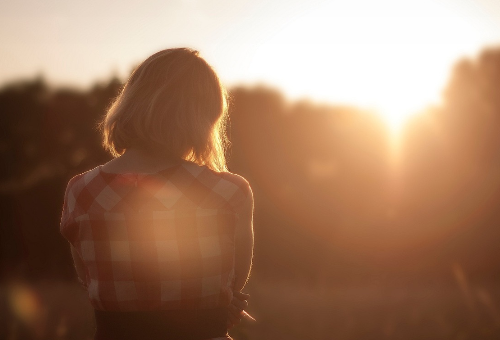 석양에 홀로 앉아 있는 여인 사진