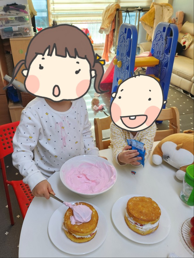 분홍색 크림을 빵 겉면에 바르는 아이