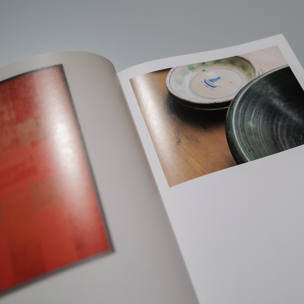 책상 위에 올려진 책을 탑뷰로 찍은 사진