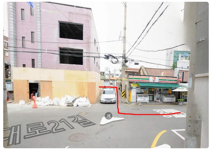 세븐일레븐 끼고 골목으로 들어가세요~