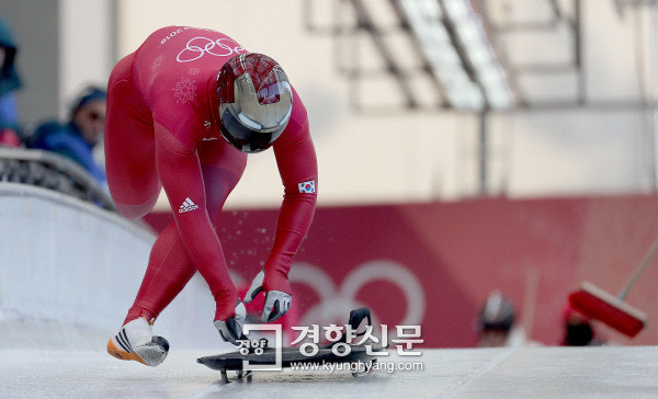 스켈레톤 시합중인 윤성빈 선수 사진 첨부