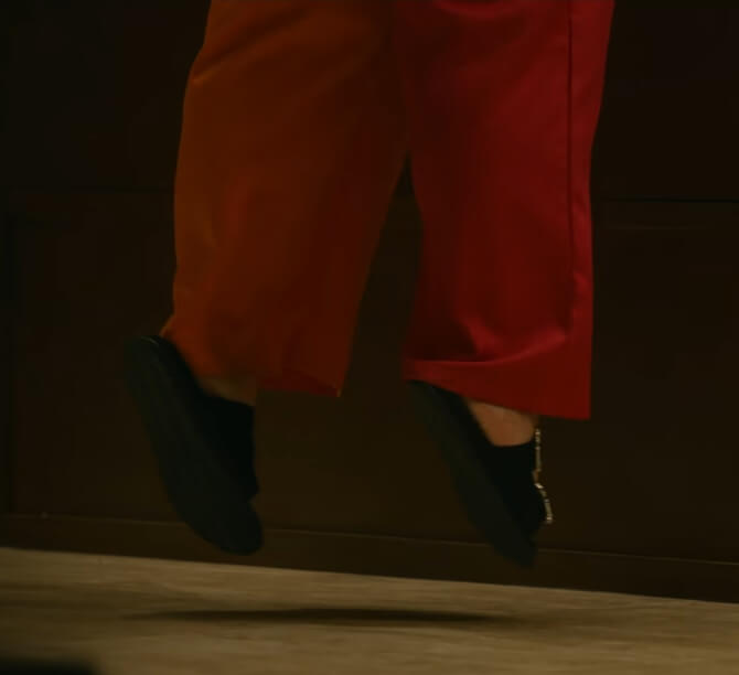 하늘을 날고 있는 동희