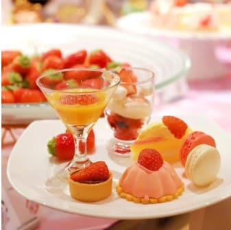 흰색 접시위에 원색계열의 작은 디저트들이 많이 올려져 있다.