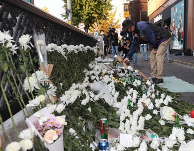 이태원 압사 참사 현장 인근, 시민들 희생자 애도