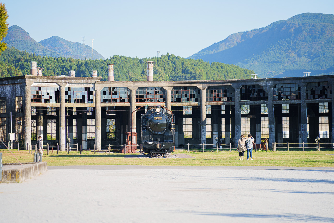 옛 분고모리 기관고의 기차와 폐허