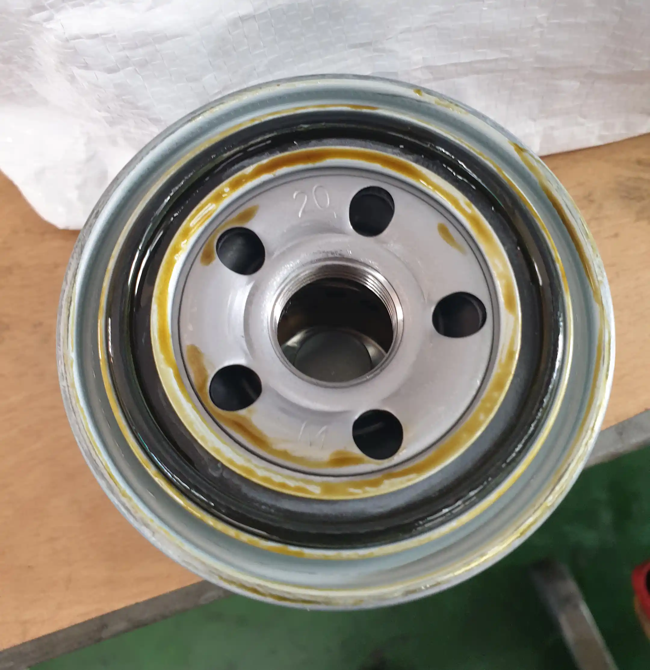 새 오일 필터 고무 부분에 오일 바르기