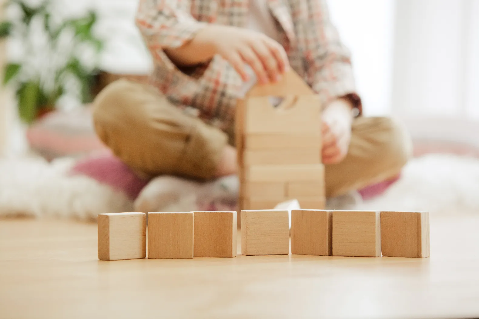 <a href="https://kr.freepik.com/free-photo/little-child-sitting-on-the-floor-pretty-boy-playing-with-wooden-cubes-at-home_15860457.htm#fromView=search&page=1&position=27&uuid=476fe687-31c7-4a5f-a807-feec57bc9618">작가 master1305 출처 Freepik</a>