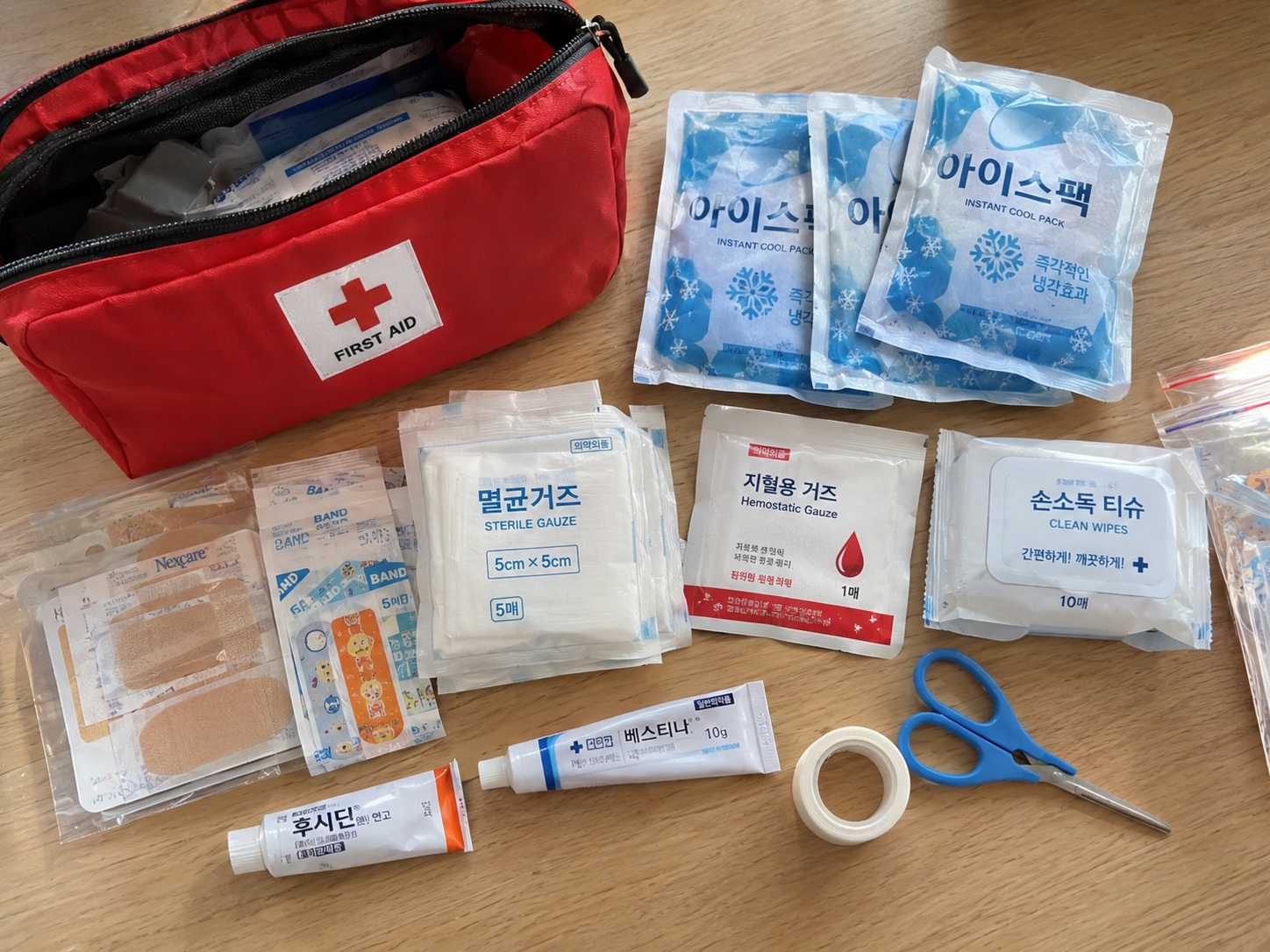 리틀야구 구급 파우치 안의 냉각팩, 밴드, 거즈, 소독티슈 등 응급용품 구성