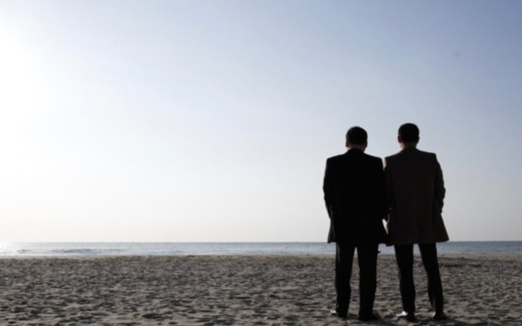 바다를 바라보는 두남자 이미지