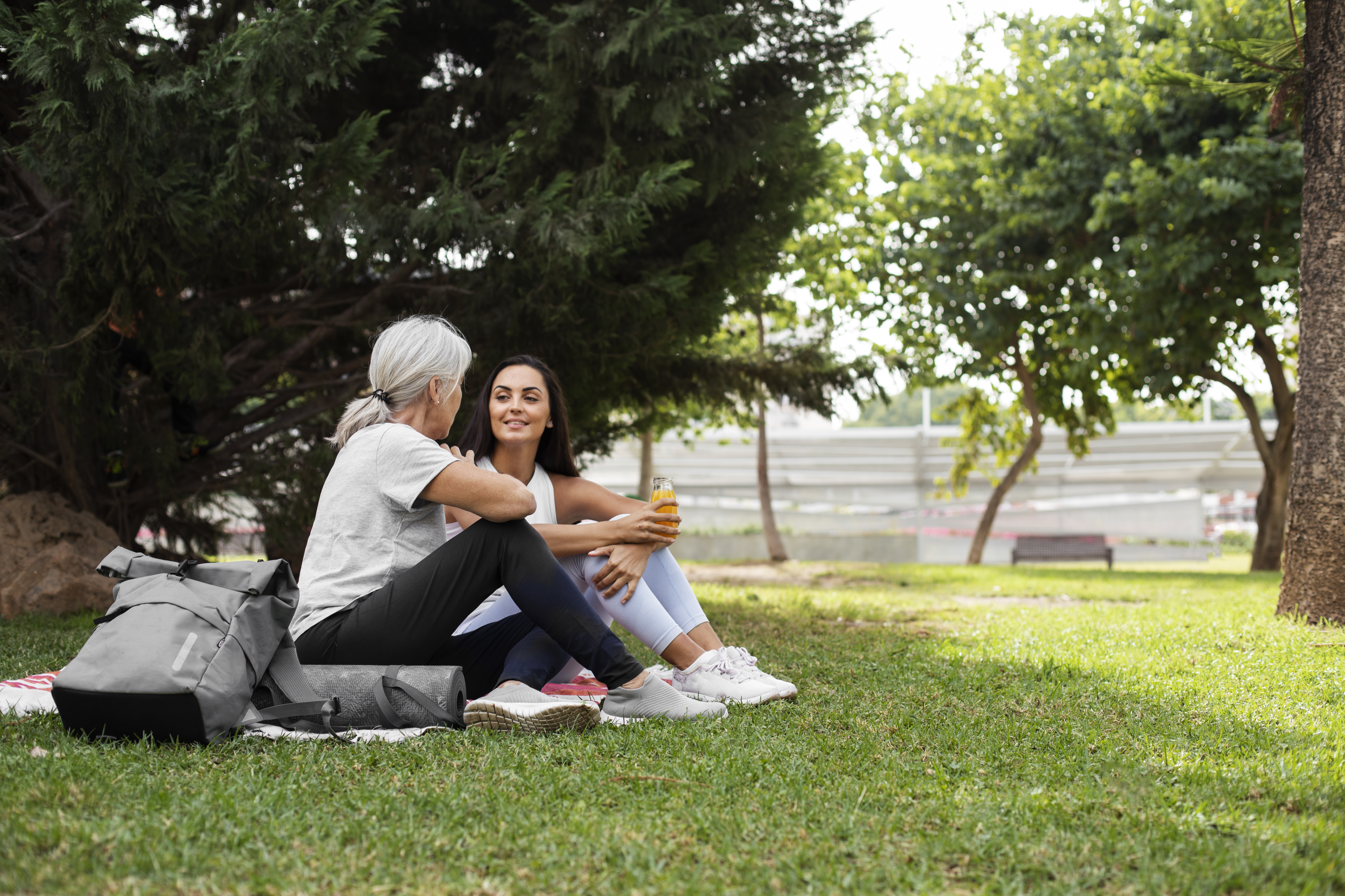 잔디에 앉아있는 사람들