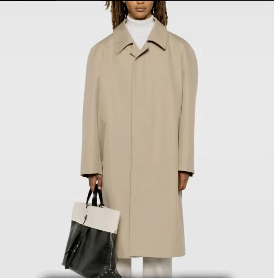 르메르의 시그니처 룩 (차분한 뉴트럴 톤의 오버사이즈 코트나 트렌치코트)