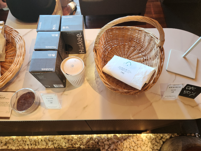 Cups and bags sold at cafes