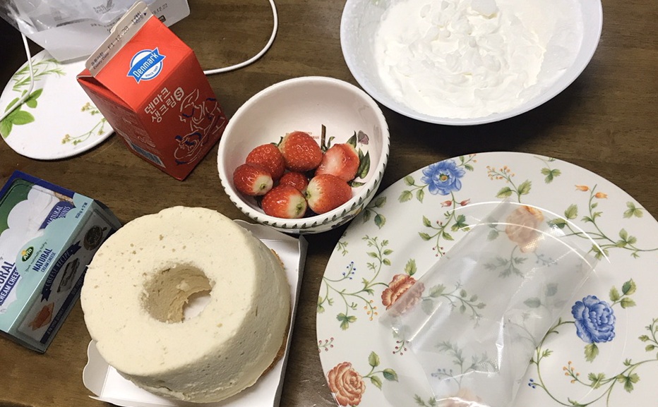 쌀쉬폰 케이크를 두 번째로 만들었던 때&#44; 식탁에 쌀쉬폰과 딸기&#44; 생크림&#44; 크림치즈를 늘어놓은 모습