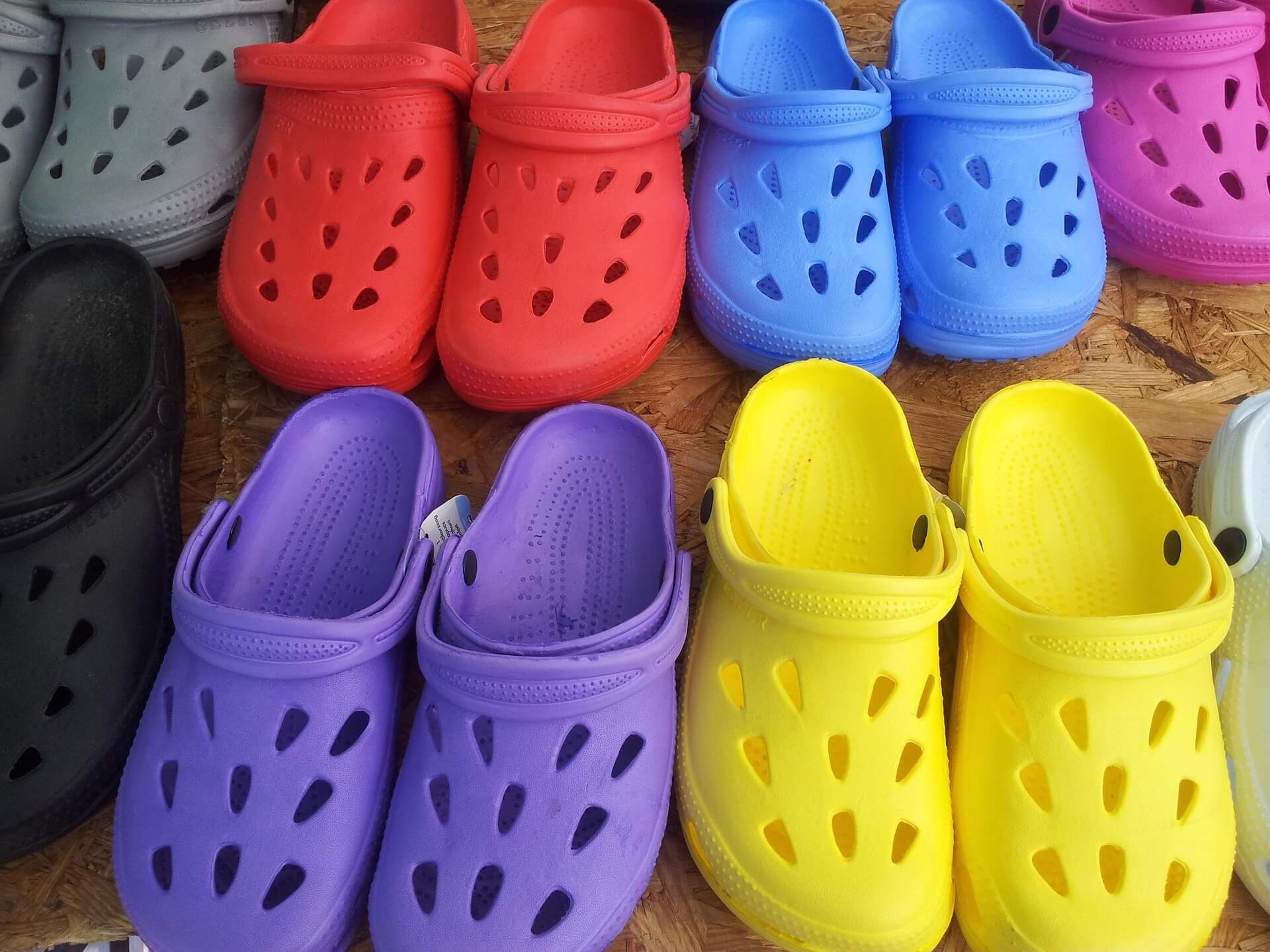 글로벌 주식 크록스의 독점적 소재 Croslite가 기업가치에 미치는 구조적 영향