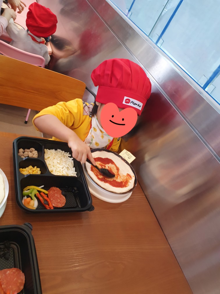 피자에 소스를 바르는 아이