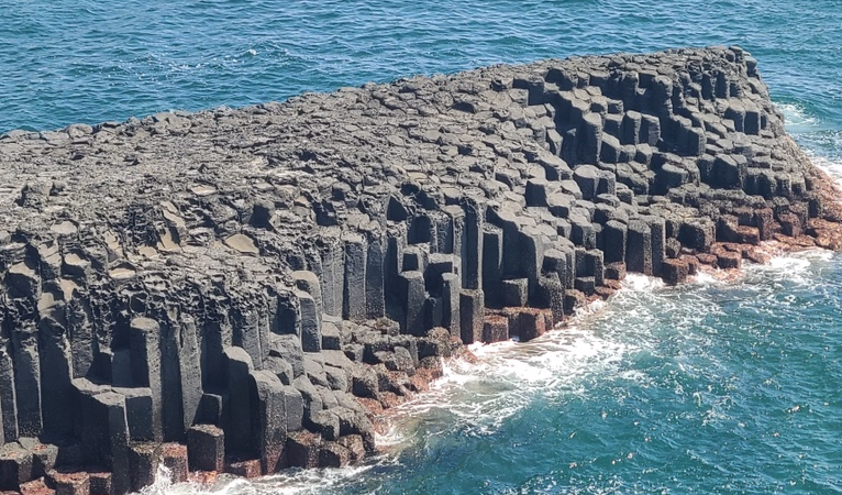 제주 주상절리대 육각형 현무암 기둥 파도