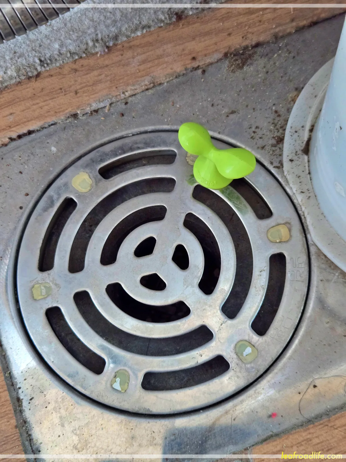 새싹-배수구-손잡이-베란다-뚜껑에-설치된-모습