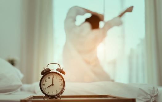 아침이 힘든 이들을 위한 건강한 습관 (수면, 기상, 에너지)