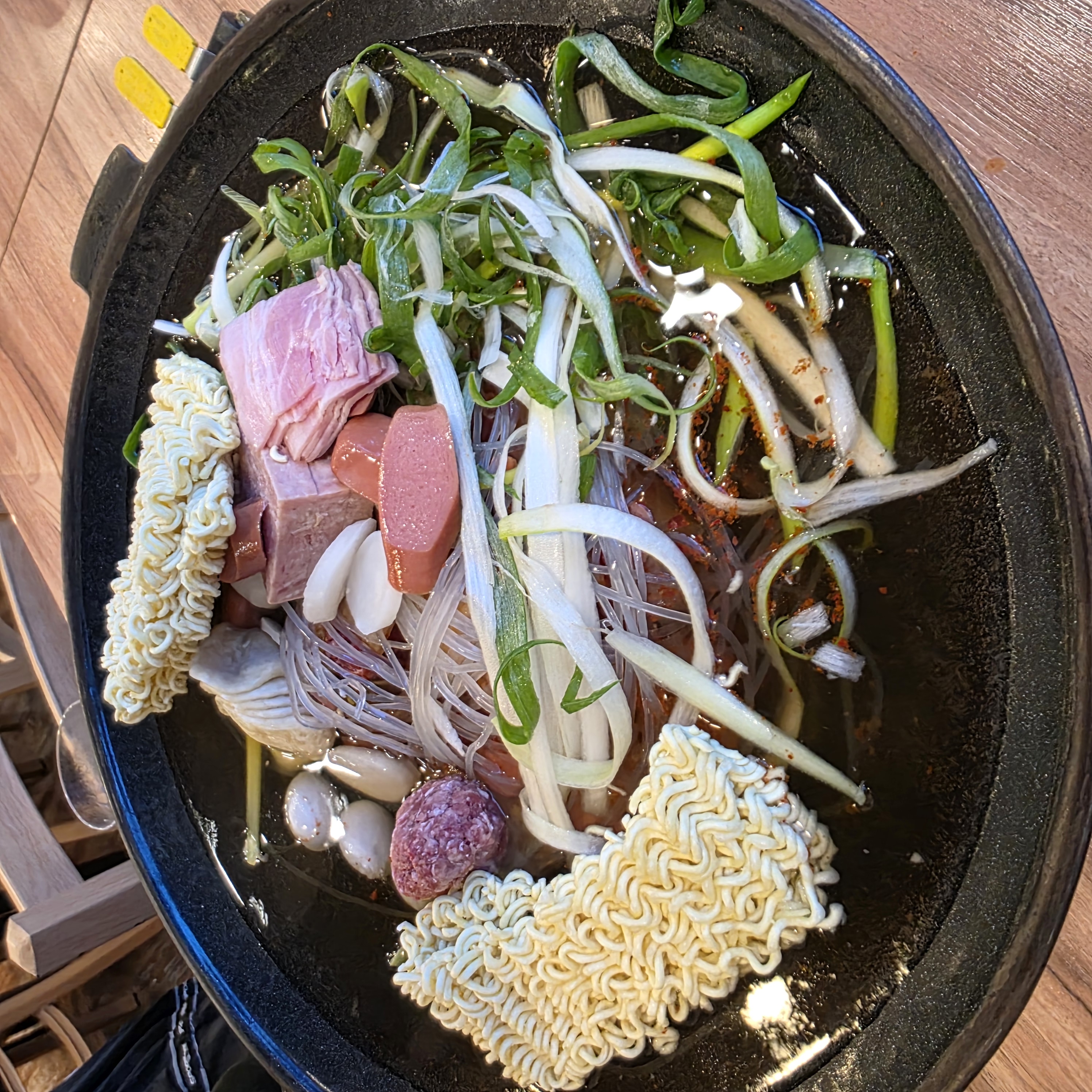 끓이기 전 준비된 부대찌개 냄비