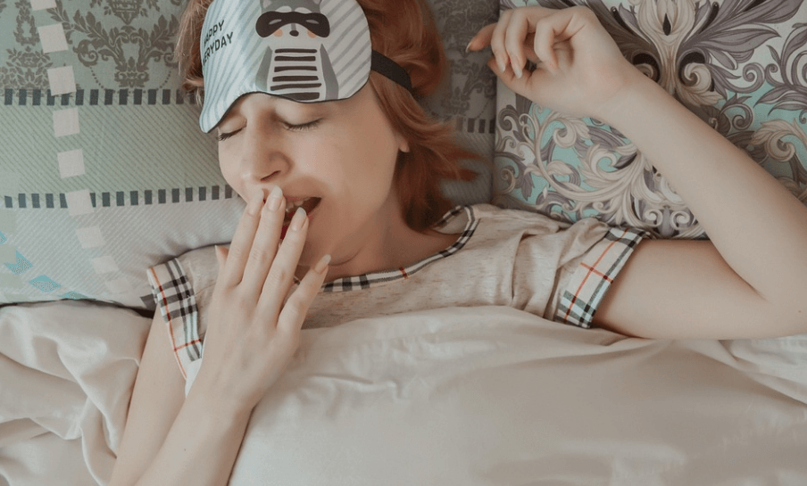 하품이 자주 나오는 이유로 수면 부족으로 하품을 하고 있는 여자