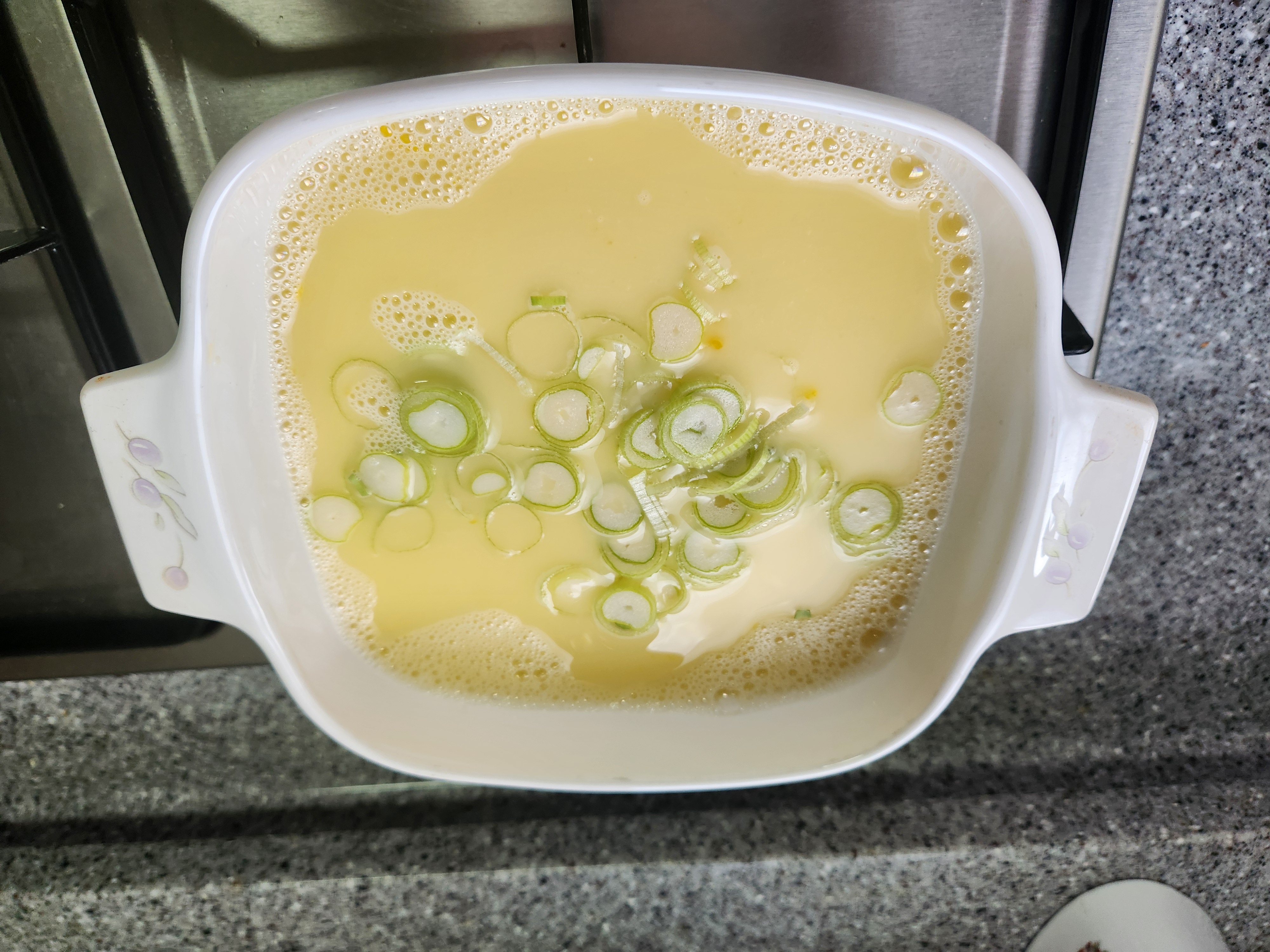 계란물을 만들어 둔 모습의 이미지