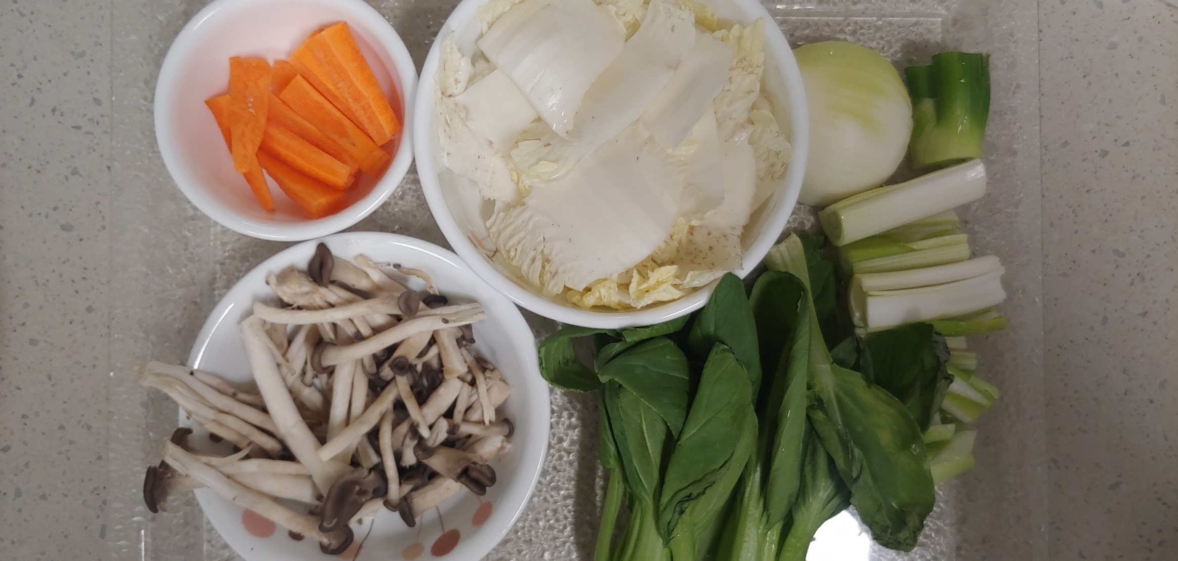 야채들입니다. 느타리보다 표고버섯이 더 맛있습니다. 숙주는 없어서 뺐습니다.