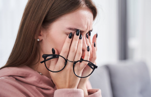 눈 속에 흰 덩어리가 생기는 원인