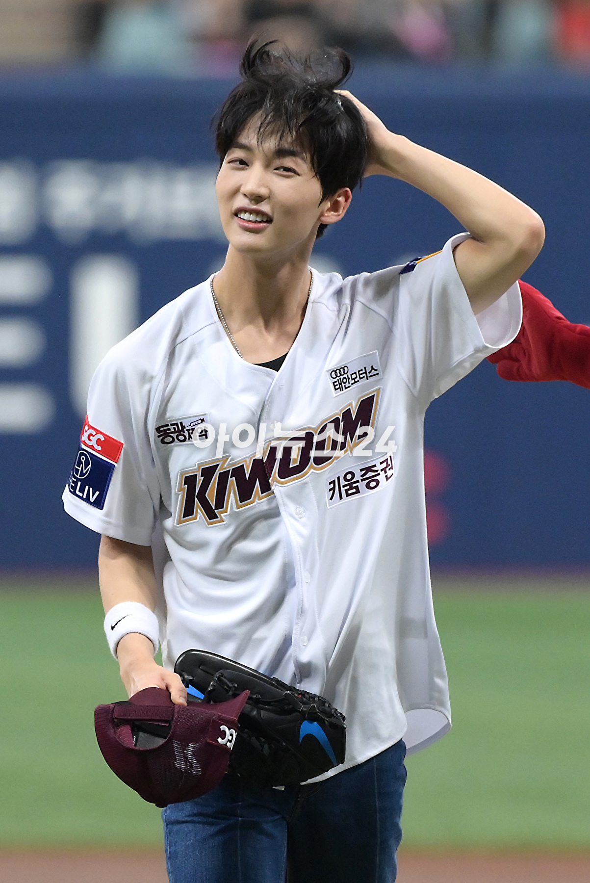 5일 오후 서울 고척스카이돔에서 열린 2023 KBO리그 NC 대 키움 경기에서 그룹 TNX(더뉴식스) 은휘가 시구를 선보이고 있다. [사진=정소희 기자]