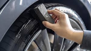 타이어 드레싱을 하는 장면