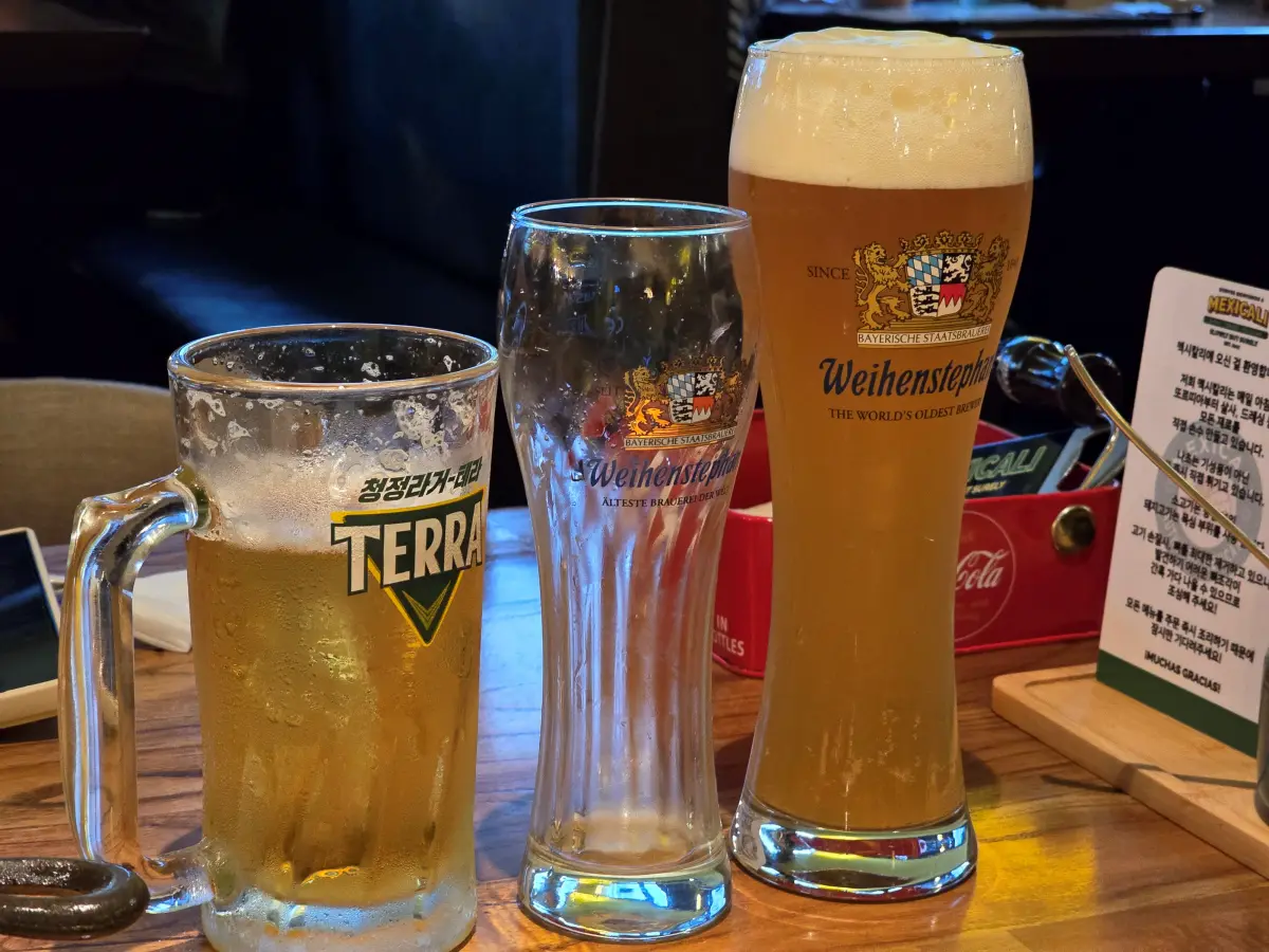 맥주잔 3개를 나란히 놓고 찍은 사진