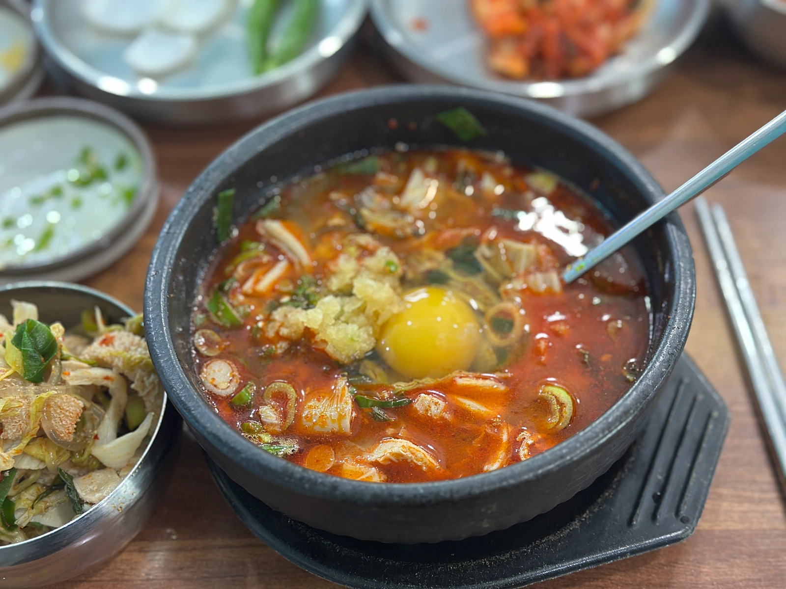 건더기를덜어낸-뚝배기에-간마늘과-날계란을풀어-별미처럼만든-산지해장국-소내장탕