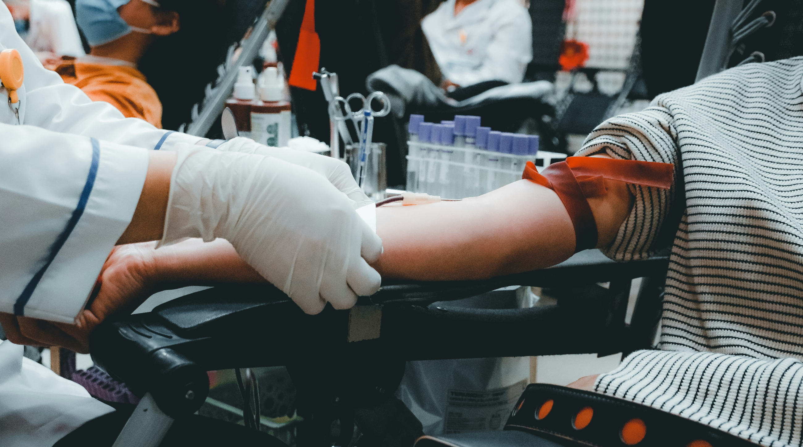 채혈을 하는 모습