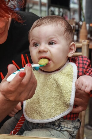 아기에게 이유식 먹이는 모습