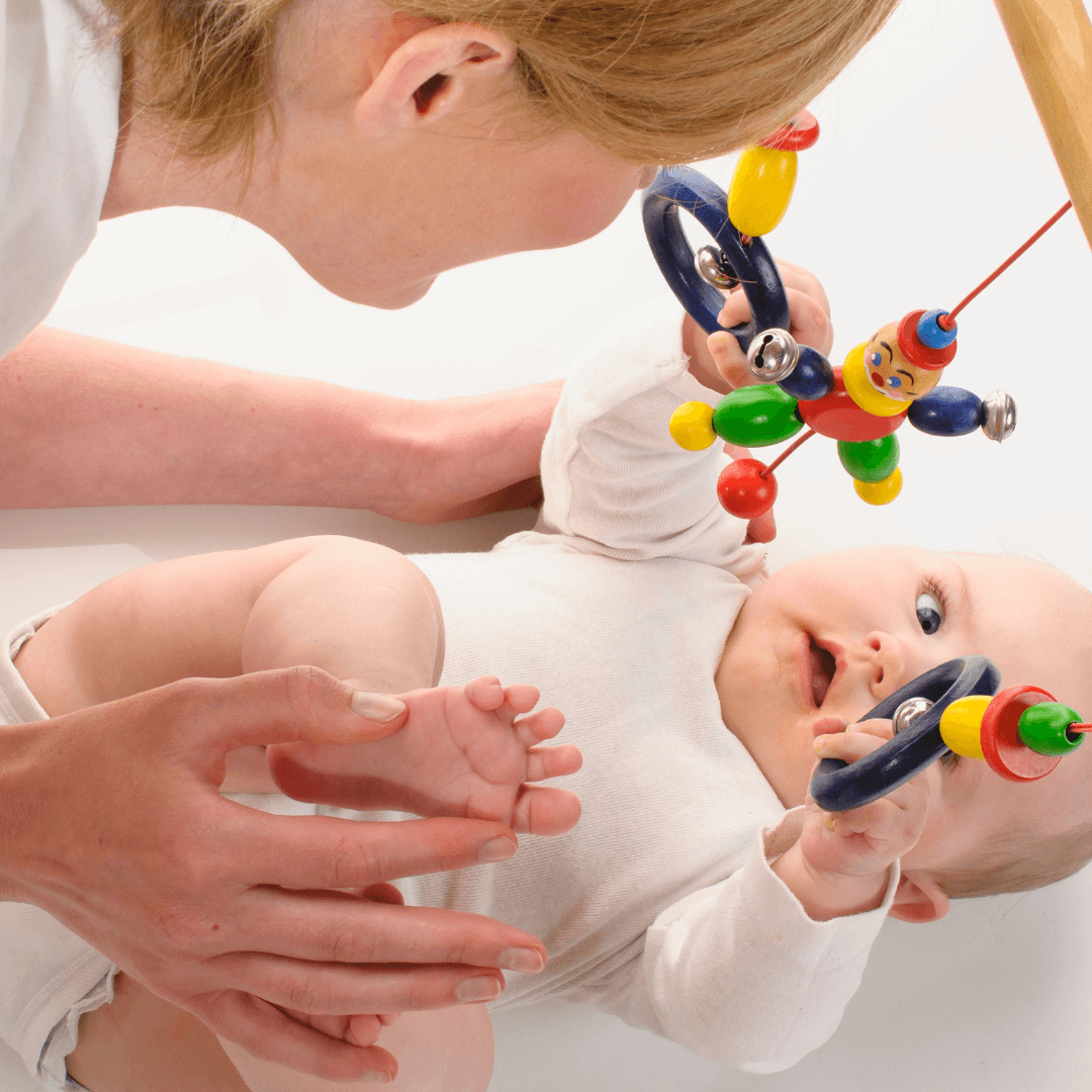 엄마와 아기가 노는 모습