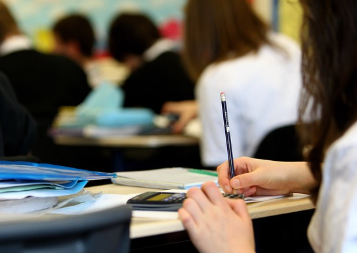 2025 국가장학금 신청기간 신청대상 및 방법과 관련있는 수업중인 대학생의 모습