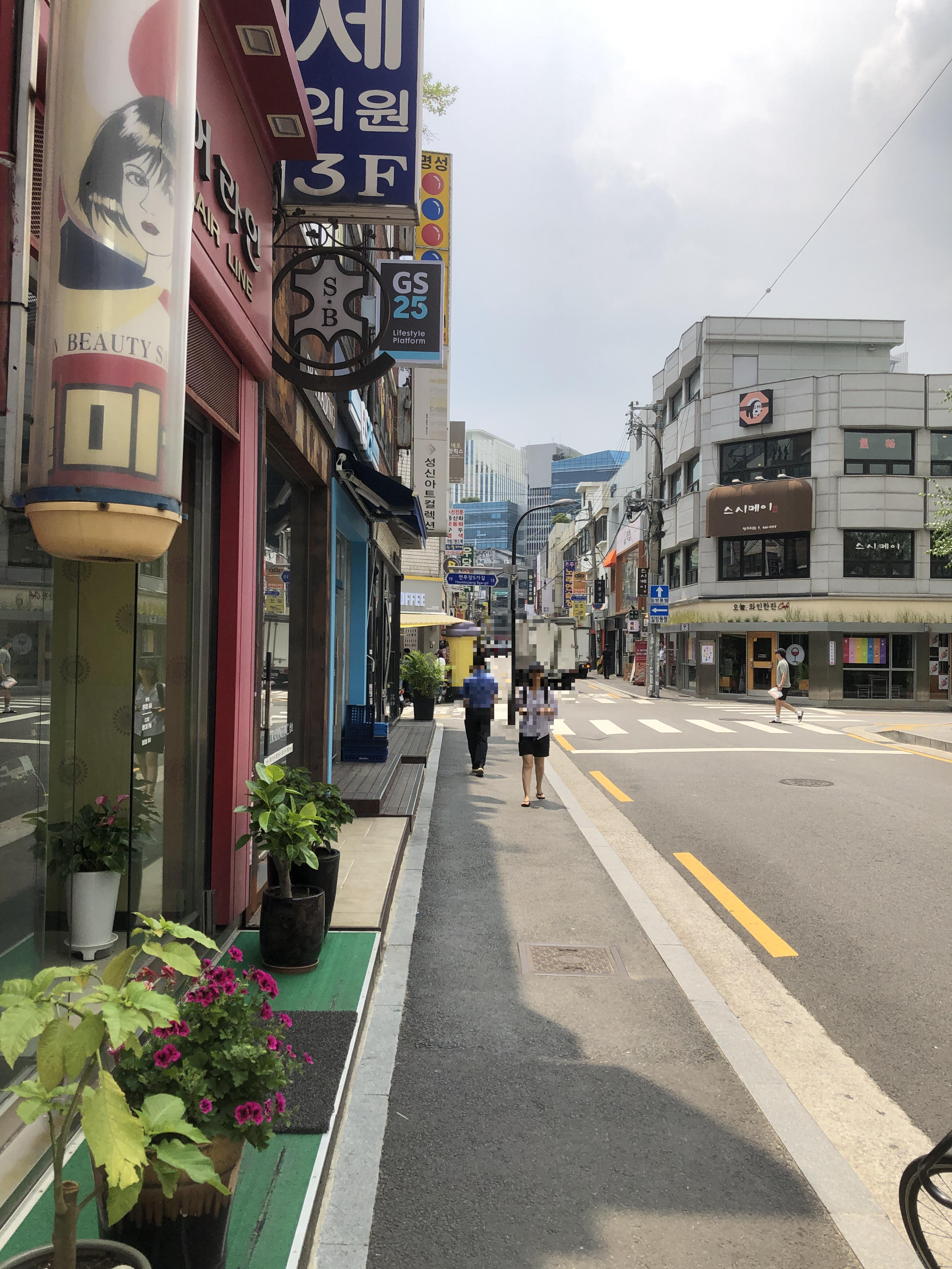 성수역 4번 출구 '연무장길' 산책: 중국 MZ 세대도 반한 성수동 레트로 감성