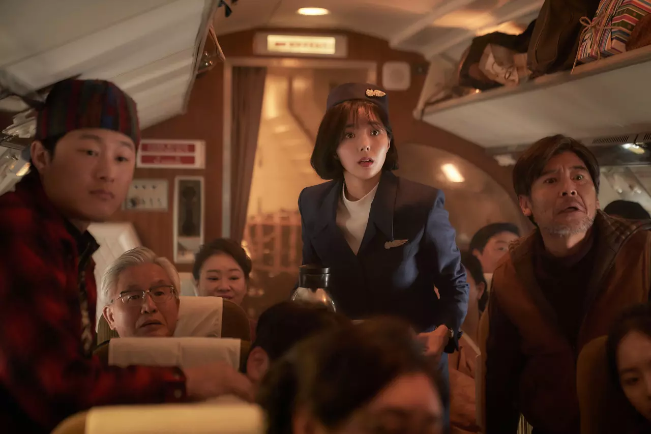 여객기 승무원 이옥순(채수빈)