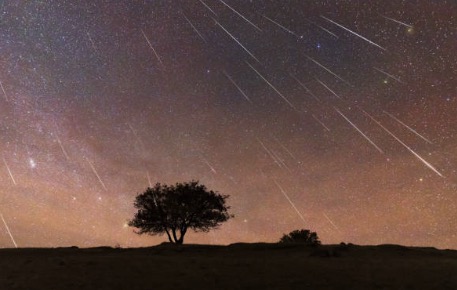 별이 빛나는 밤하늘의 별똥별
