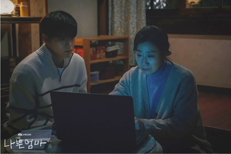 나쁜엄마 노트북을 바라보고있는 영순과 강호