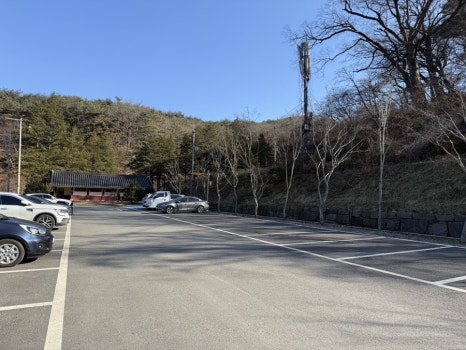 마곡사 방문객이 이용하는 충남 공주 마곡사 공식 주차장 모습