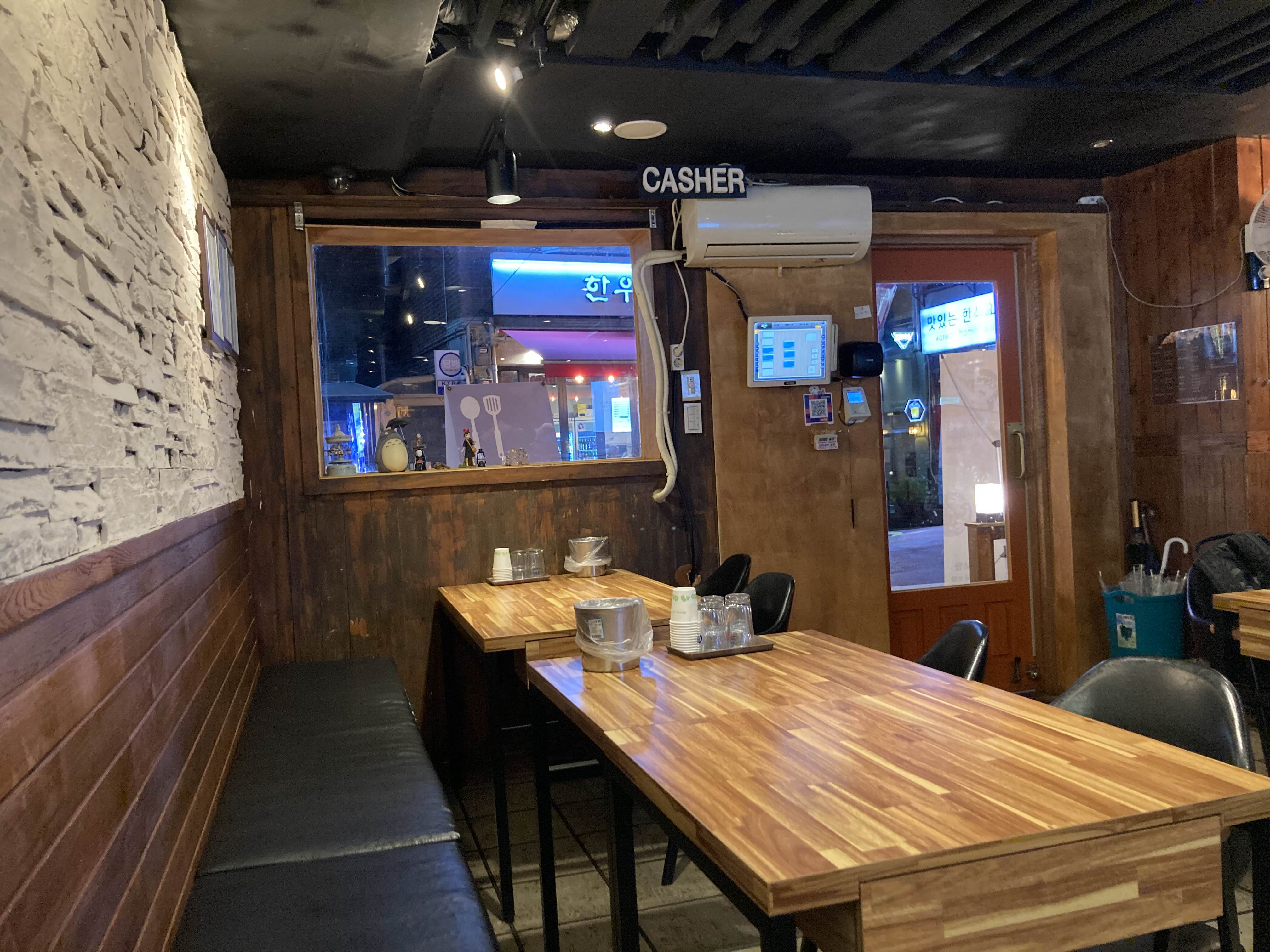 DMC 맛집 제주에서온족발 내부