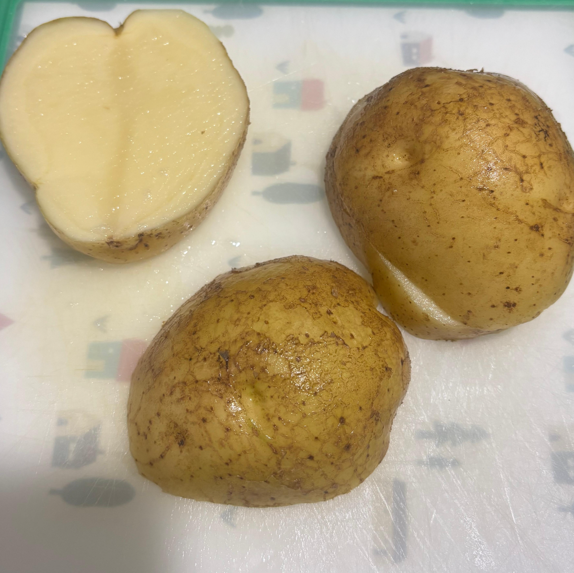 1. 깍둑썰기를 하셨다면 큰 볼에 감자를 물에 담궈 전분을 30분 가량 빼줍니다.