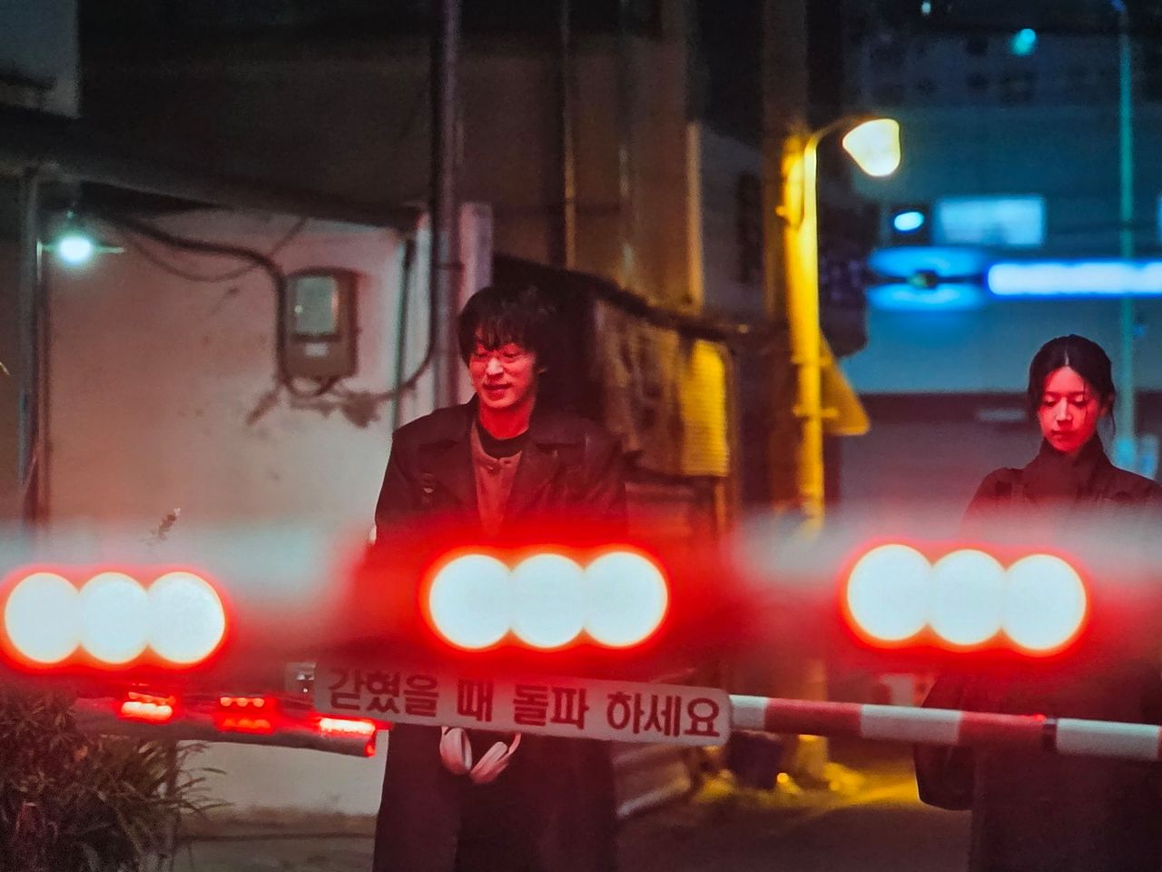 모두가 자신의 무가치함과 싸우고 있다 1화 줄거리 시청률 OTT 출연진 등장인물관계도 넷플릭스 총정리