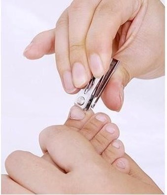 아이-발톱을-정성스럽게-깍아주는-모습