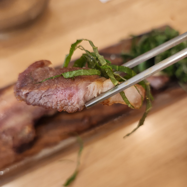 삼겹살_한점과_깻잎