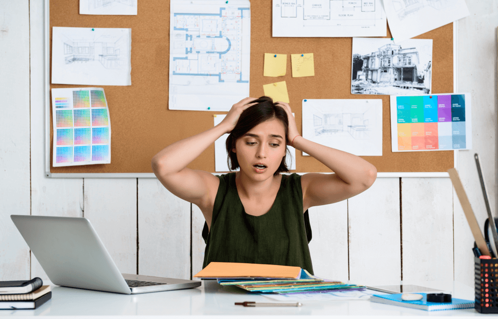 집중이 끊겨 작업 흐름이 멈춘 상태에서 머리를 감싸 쥔 모습